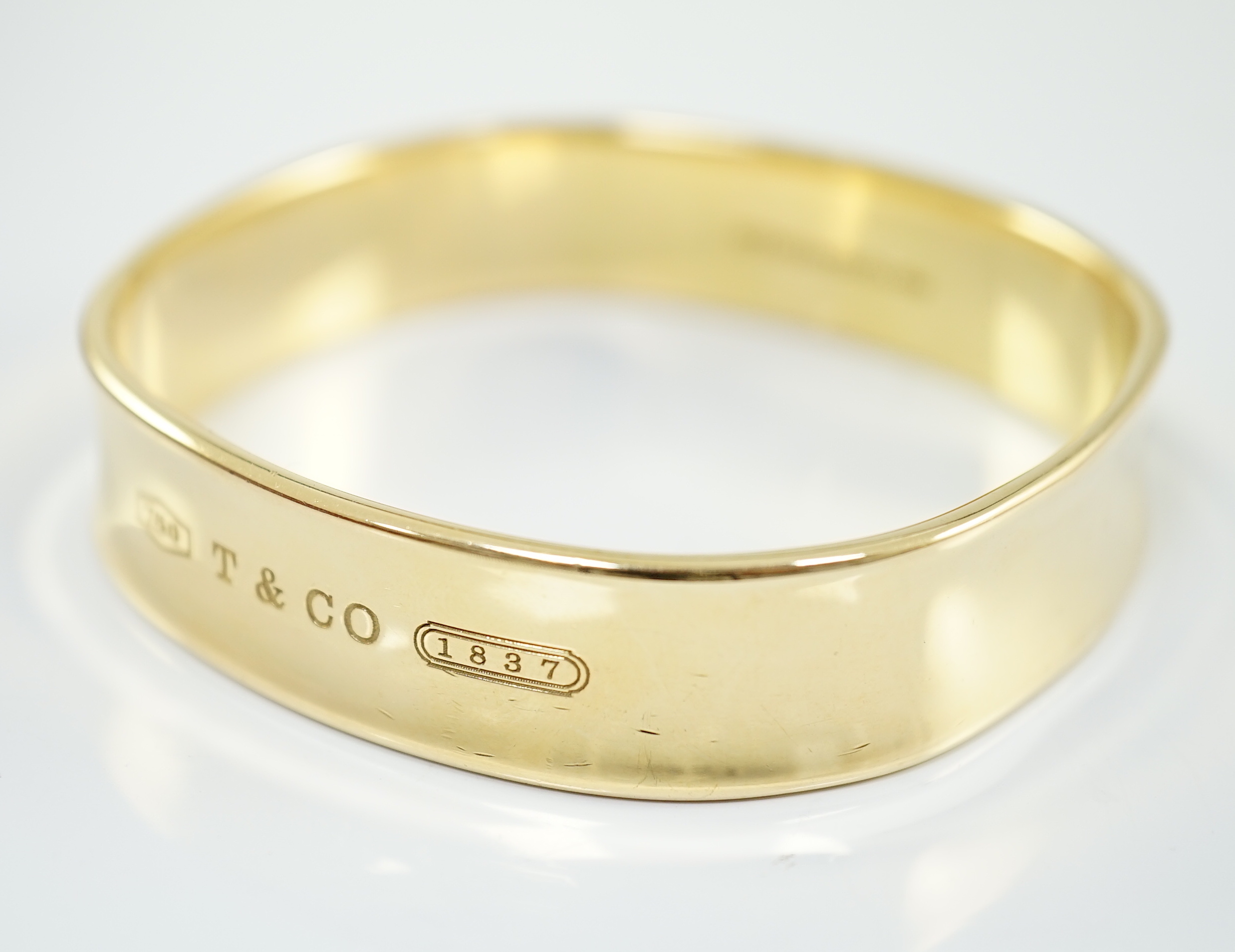 A modern heavy Tiffany & Co 18ct gold shaped bangle